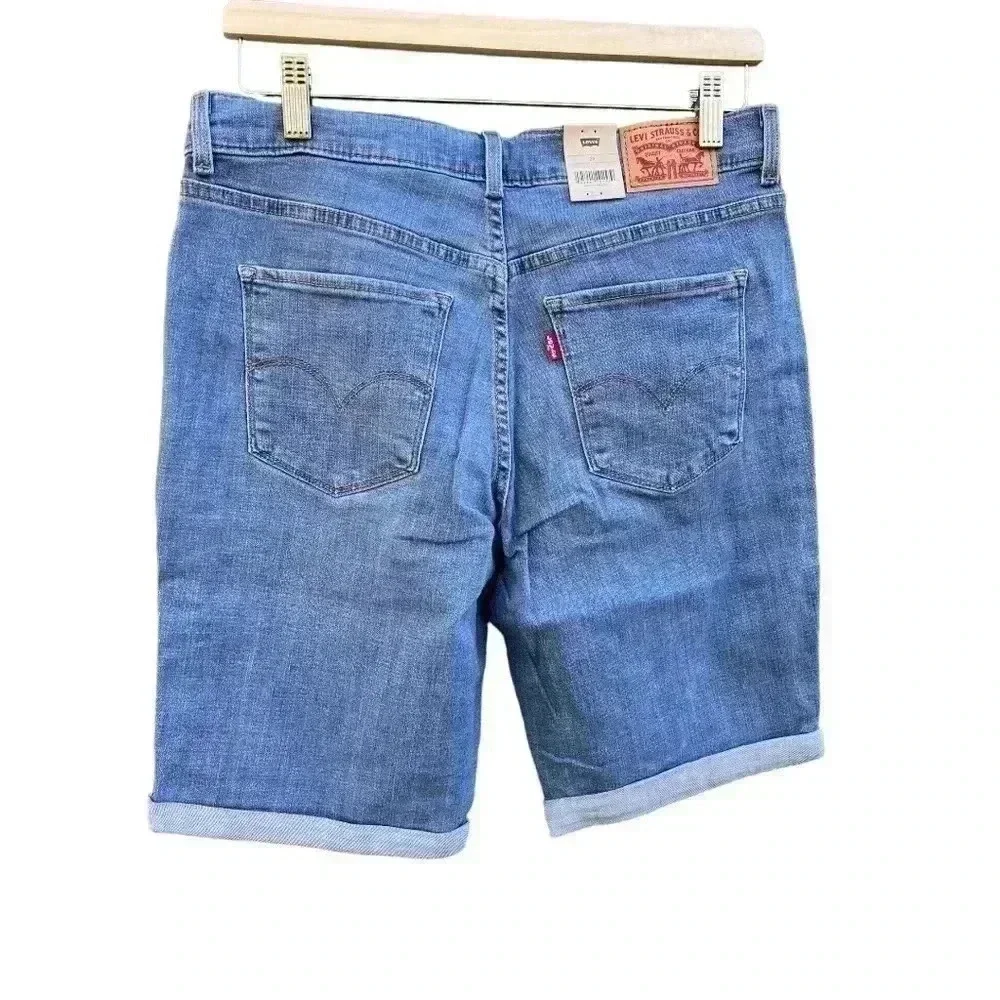 LEVI’S CLASSIC BERMUDA JEAN SHORTS•MEDIUM•SIZE 8•